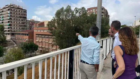 Pablo Soriano, jefe del servicio de infraestructuras de la dirección territorial de Alicante, y Carlos González, alcalde de Elche, visitando el CEIP Baix Vinalopó. Pablo Soriano, jefe del servicio de infraestructuras de la dirección territorial de Alicante, y Carlos González, alcalde de Elche, visitando el CEIP Baix Vinalopó.