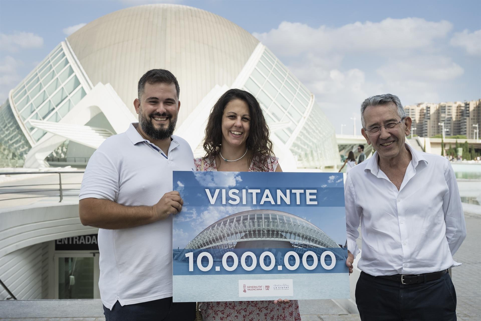 Un valenciano, visitante 10 millones de L´Hemisfèric Un valenciano, visitante 10 millones de L´Hemisfèric