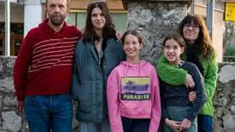 Juan Luis y María Jesus con las niñas ucranianas Juan Luis y María Jesus con las niñas ucranianas