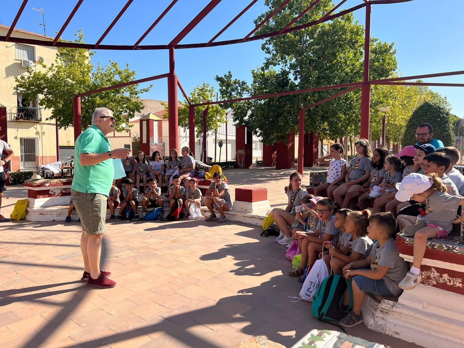 Los niños del Centro de Estudios Tribu visitan los azulejos del Quijote del parque Cervantes Los niños del Centro de Estudios Tribu visitan los azulejos del Quijote del parque Cervantes