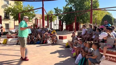 Los niños del Centro de Estudios Tribu visitan los azulejos del Quijote del parque Cervantes