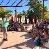 Los niños del Centro de Estudios Tribu visitan los azulejos del Quijote del parque Cervantes