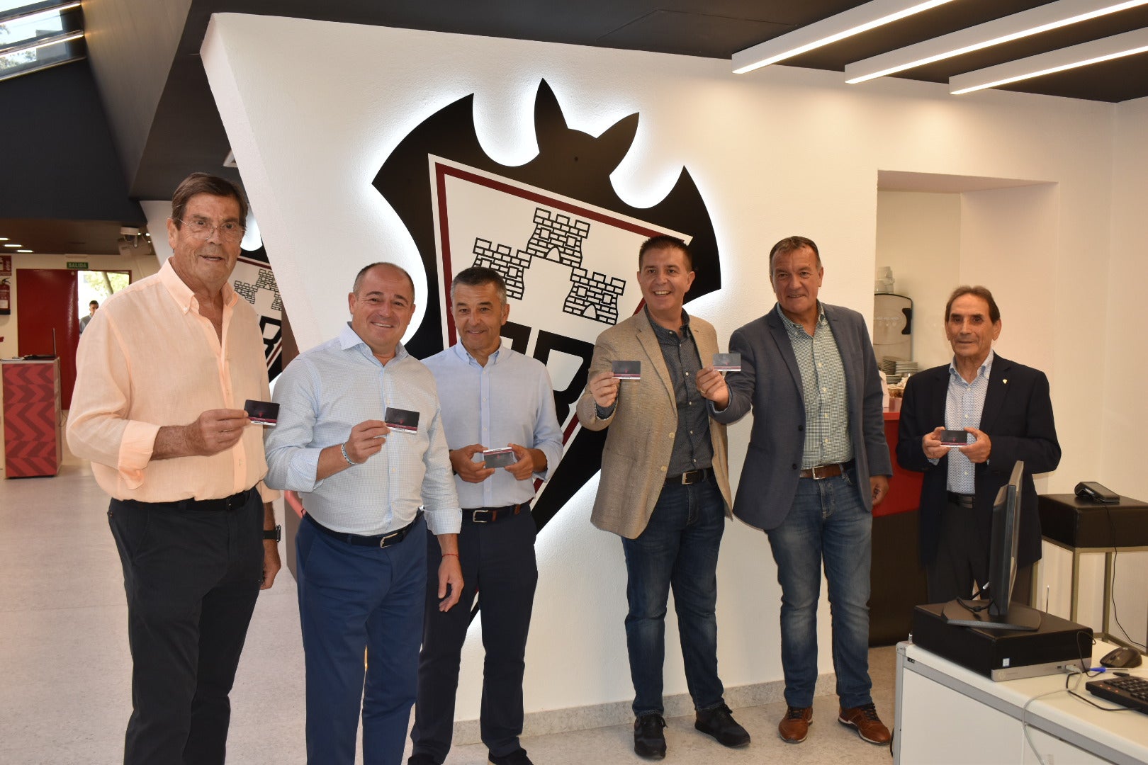 El alcalde, Emilio Sáez, renueva su abono del 'Alba' para esta temporada El alcalde, Emilio Sáez, renueva su abono del 'Alba' para esta temporada