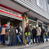 Gente haciendo cola en una oficina del INEM Gente haciendo cola en una oficina del INEM