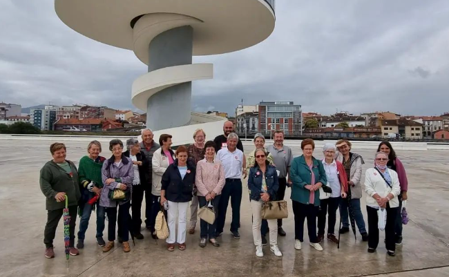 La asociación Ictus de Asturias organizó una excursión al Niemeyer de Avilés La asociación Ictus de Asturias organizó una excursión al Niemeyer de Avilés