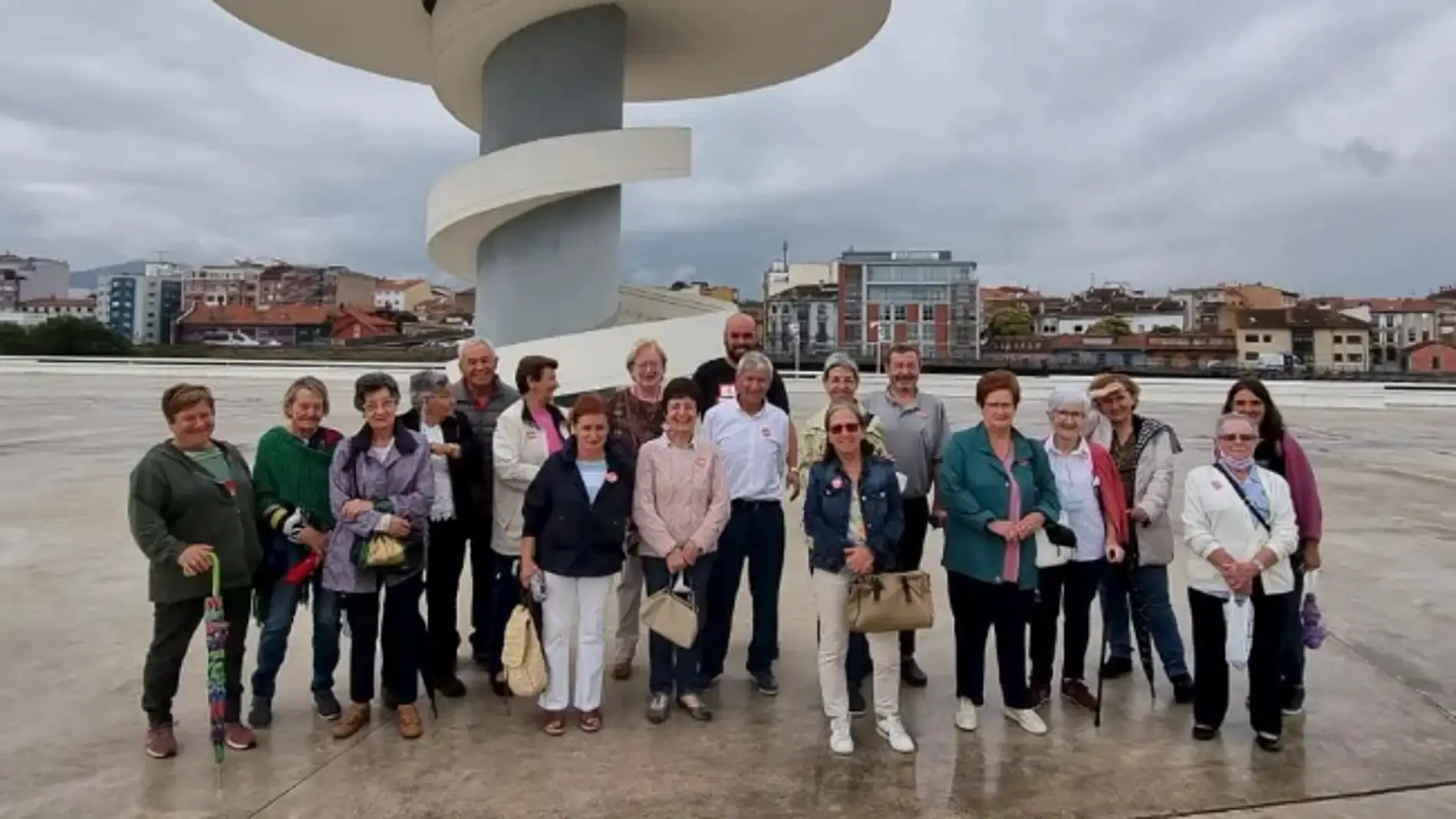 La asociación Ictus de Asturias organizó una excursión al Niemeyer de Avilés