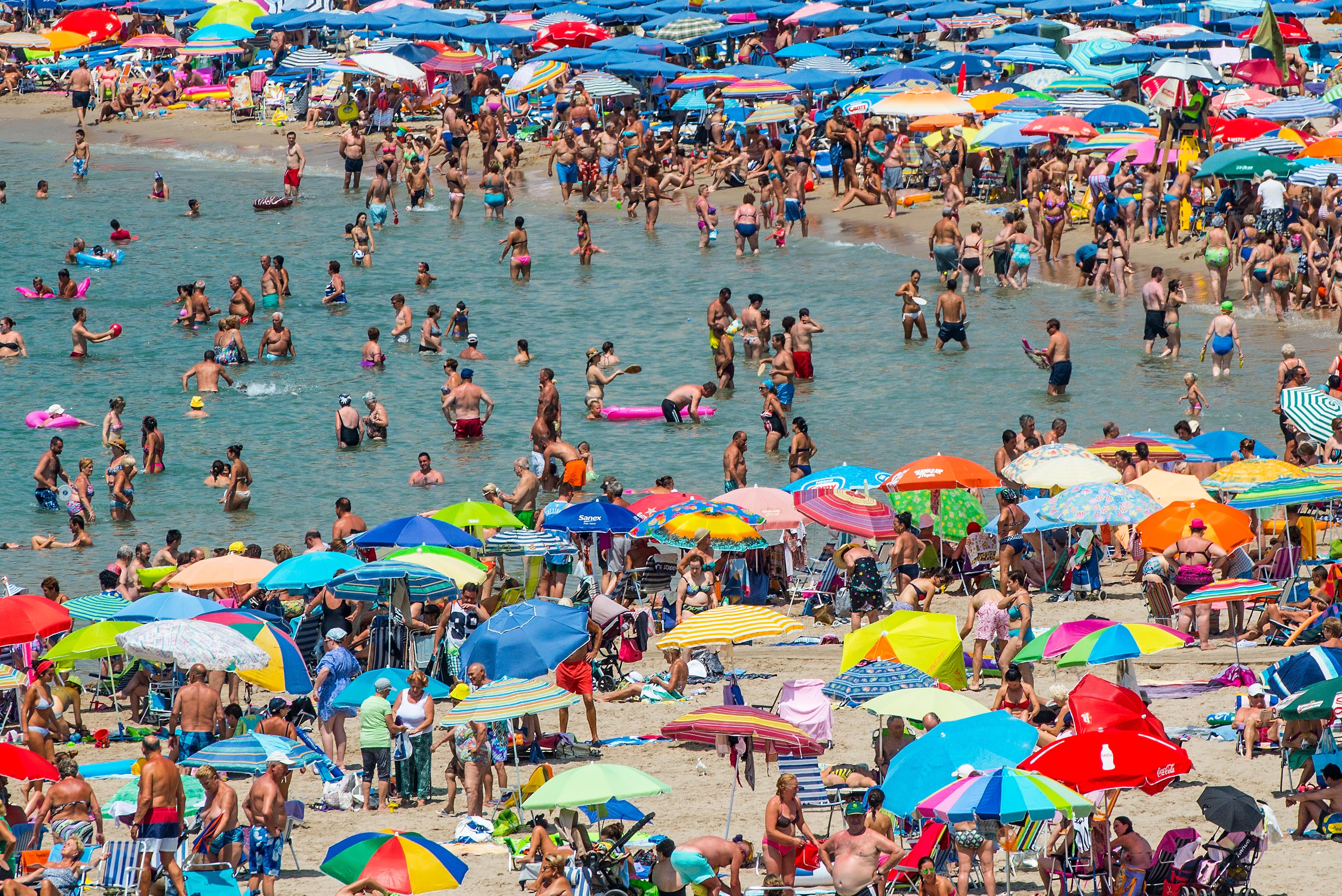 Una nueva manera de cambiarte en la playa sin que nadie te vea Una nueva manera de cambiarte en la playa sin que nadie te vea