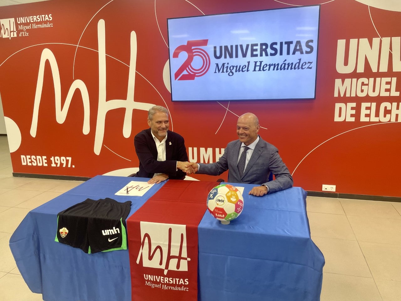 La UMH lucirá en el pantalón del Elche y la Cátedra Pedro Ibarra mostrará la historia del Club en el centro de la ciudad La UMH lucirá en el pantalón del Elche y la Cátedra Pedro Ibarra mostrará la historia del Club en el centro de la ciudad