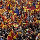 Imagen de archivo de la manifestación del 8-O de 2017 en Barcelona contra la independencia de Cataluña Imagen de archivo de la manifestación del 8-O de 2017 en Barcelona contra la independencia de Cataluña