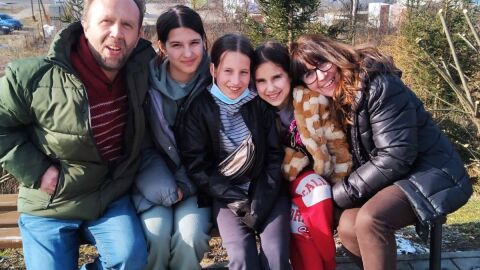 Juan Luis y María Jesús junto a las niñas ucranianas