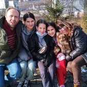 Juan Luis y María Jesús junto a las niñas ucranianas Juan Luis y María Jesús junto a las niñas ucranianas