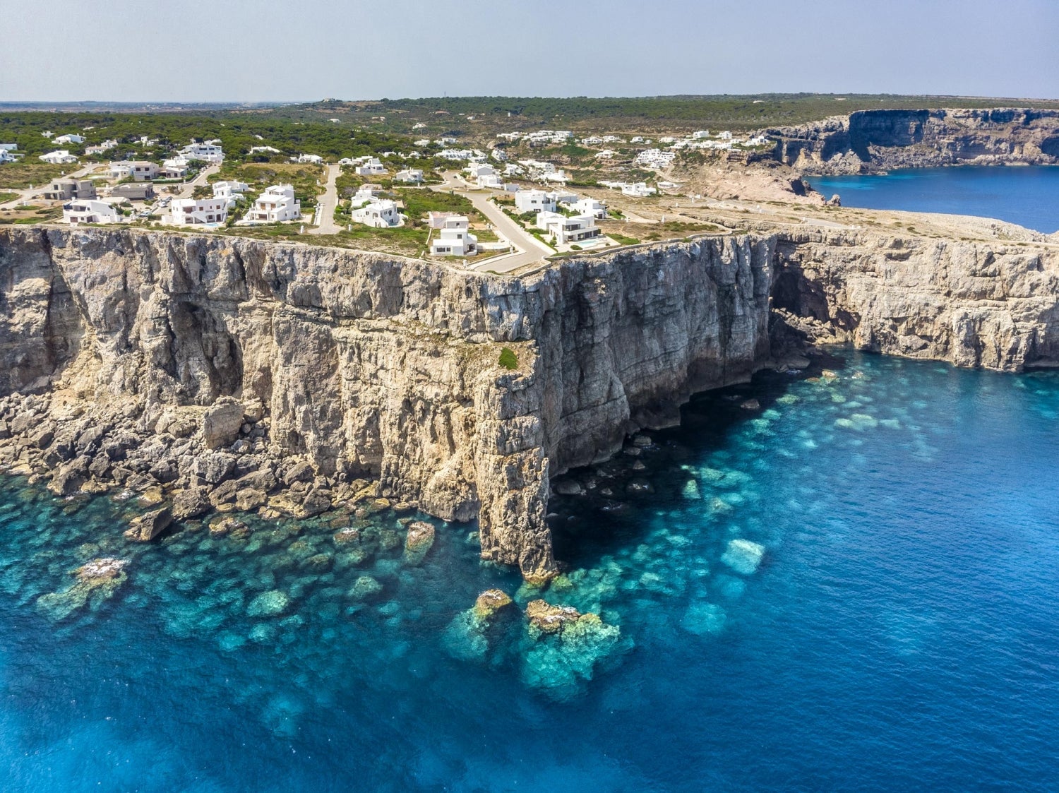 Joven herido grave tras caer desde 15 metros de altura en Cala Morell Joven herido grave tras caer desde 15 metros de altura en Cala Morell