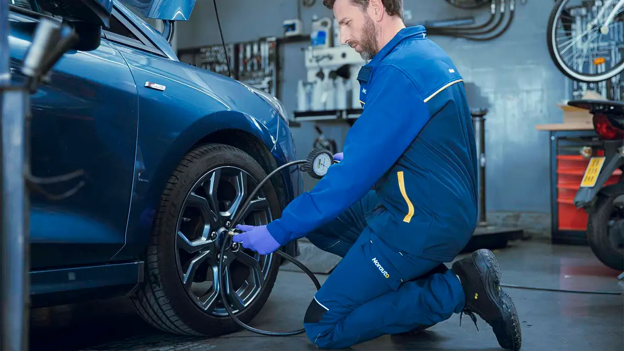 Revisión de un coche en el taller Revisión de un coche en el taller