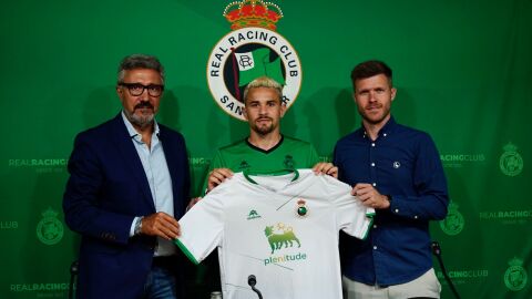 Presentaci&oacute;n de Matheus con el Racing de Santander