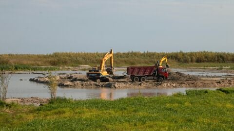 Unas maquinas excavadoras alteran un paraje natural/ Pexels