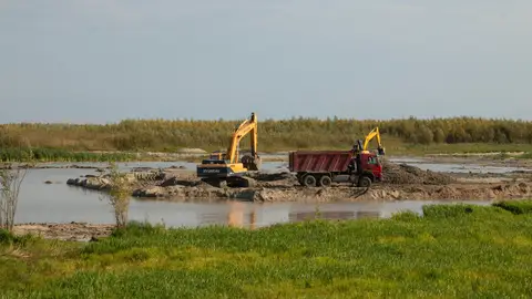 Unas maquinas excavadoras alteran un paraje natural Unas maquinas excavadoras alteran un paraje natural/ Pexels
