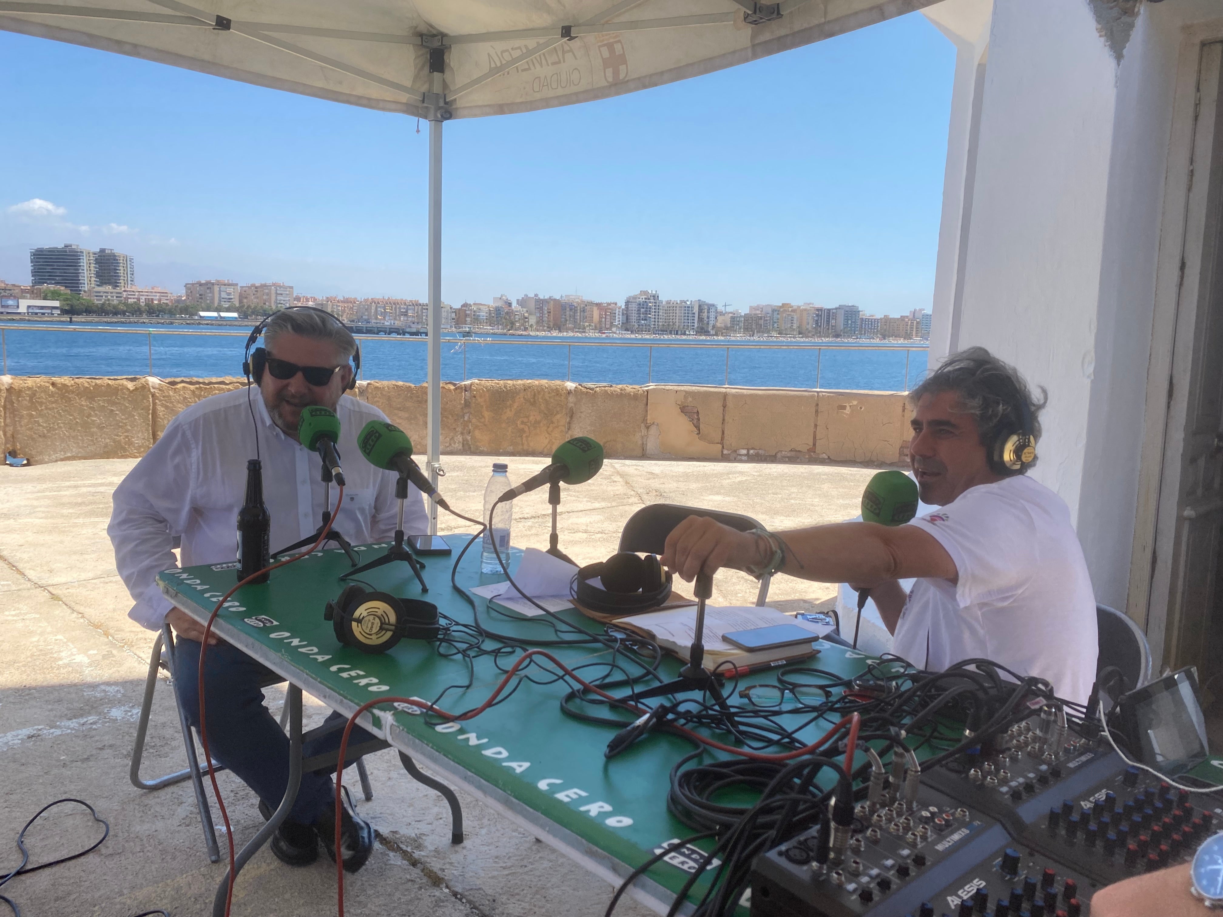Diego Cruz, concejal de Cultura, se marca un blues en el faro de Almería Diego Cruz, concejal de Cultura, se marca un blues en el faro de Almería