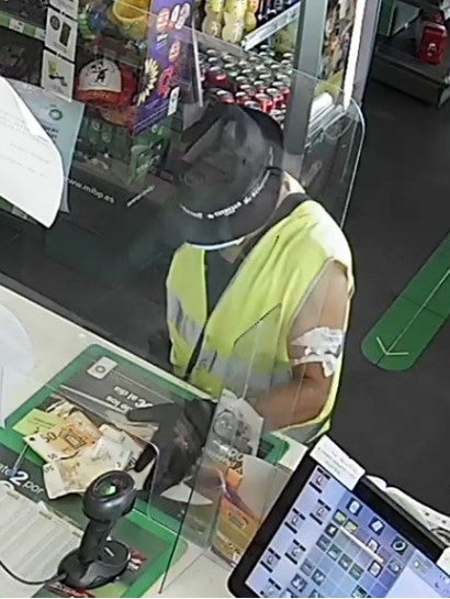 Detenido por atracar una gasolinera de Almassora tras intimidar a la dependienta con una pistola Detenido por atracar una gasolinera de Almassora tras intimidar a la dependienta con una pistola