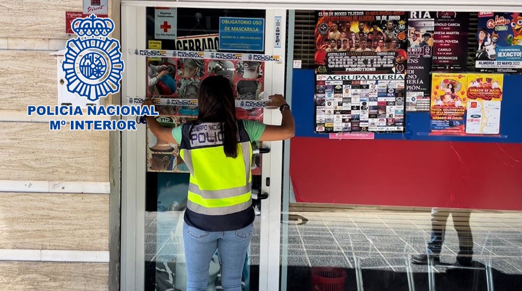 Cierran un local de tatuajes en Almería por no contar con medidas de higiene y tener material caducado, ya hay tres detenidos Cierran un local de tatuajes en Almería por no contar con medidas de higiene y tener material caducado, ya hay tres detenidos