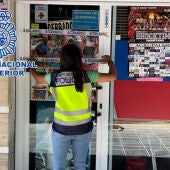 Cierran un centro de tatuajes en Almería por no contar con medidas de higiene y tener material caducado, ya hay tres detenidos