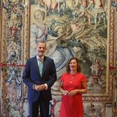 El rey Felipe VI con la presidenta del Govern, Francina Armengol, antes de comenza la audiencia