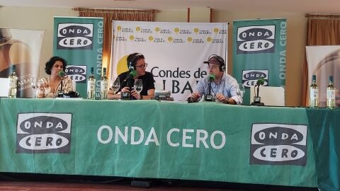 Victor Blanco y los invitados en el set de radio en el sal&oacute;n de actos de Condes de Albarei