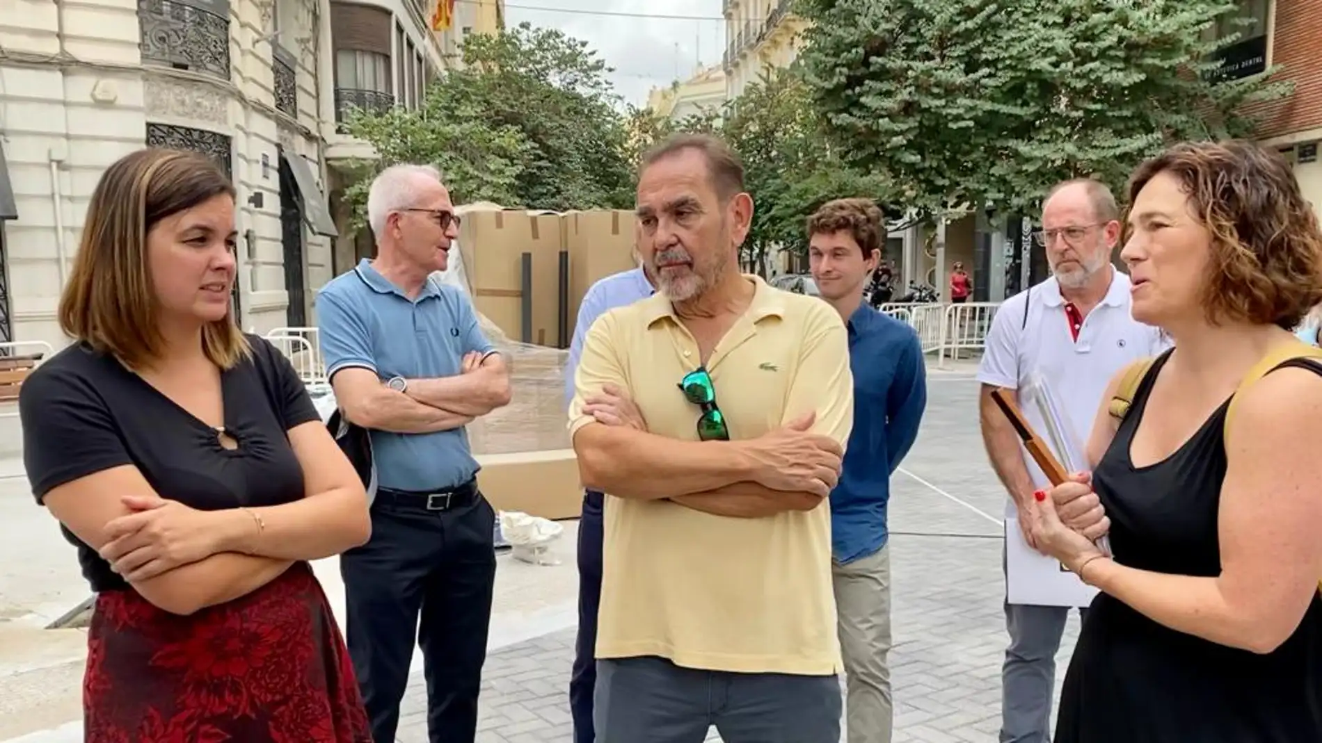 Sandra Gómez durante una visita a la Calle Isabel la Católica de València