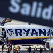 Pasajeros desembarcando de un avión de la compañía Ryanair 