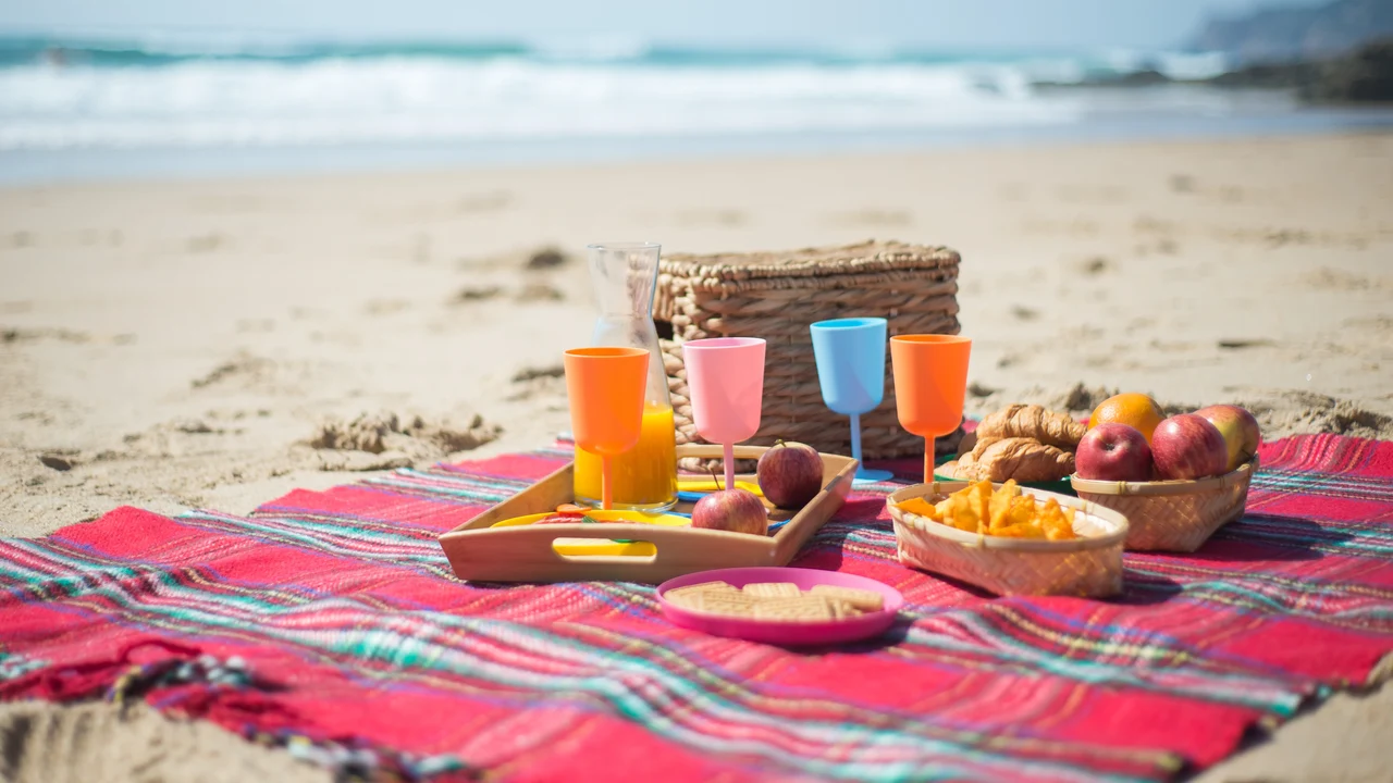 Imagen de archivo de una cesta de picnic en la playa