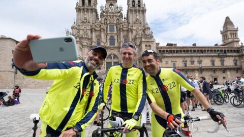El nuevo presidente de la Xunta de Galicia, Alfonso Rueda, posa para una foto junto a su bicicleta frente a la Catedral de Santiago de Compostela / Twitter