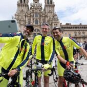 El nuevo presidente de la Xunta de Galicia, Alfonso Rueda, posa para una foto junto a su bicicleta frente a la Catedral de Santiago de Compostela 