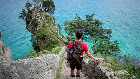 Faro del Caballo en Santoña Fotografía gracias a Carmen Martínez Torrón, licenciada en Sociología y, aunque su destino fue ser docente, la fotografía se cruzó en su camino y se enamoró.
