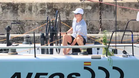 El Rey Felipe VI embarca en el &quot;Aifos&quot; para pasar un día de sus vacaciones el navegando en Mallorca
