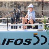 El Rey Felipe VI embarca en el "Aifos" para pasar un día de sus vacaciones el navegando en Mallorca