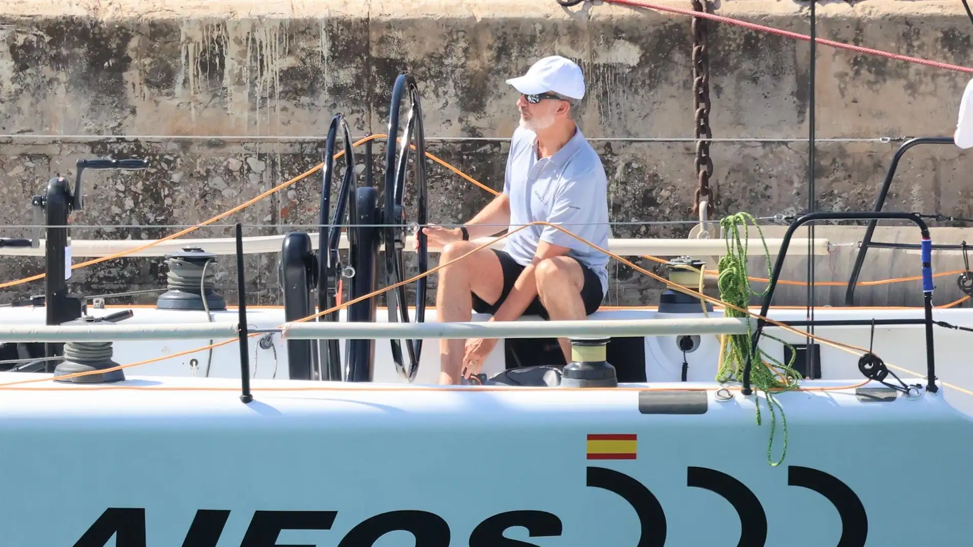 El Rey Felipe VI embarca en el "Aifos" para pasar un día de sus vacaciones el navegando en Mallorca