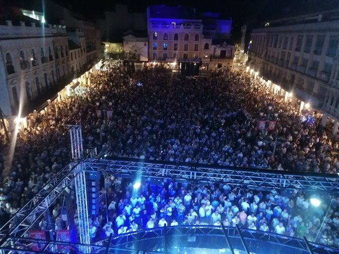 Normalidad en una Pandorga que deja 6.000 personas en la Plaza Mayor y 3.500 en el Torreón Normalidad en una Pandorga que deja 6.000 personas en la Plaza Mayor y 3.500 en el Torreón