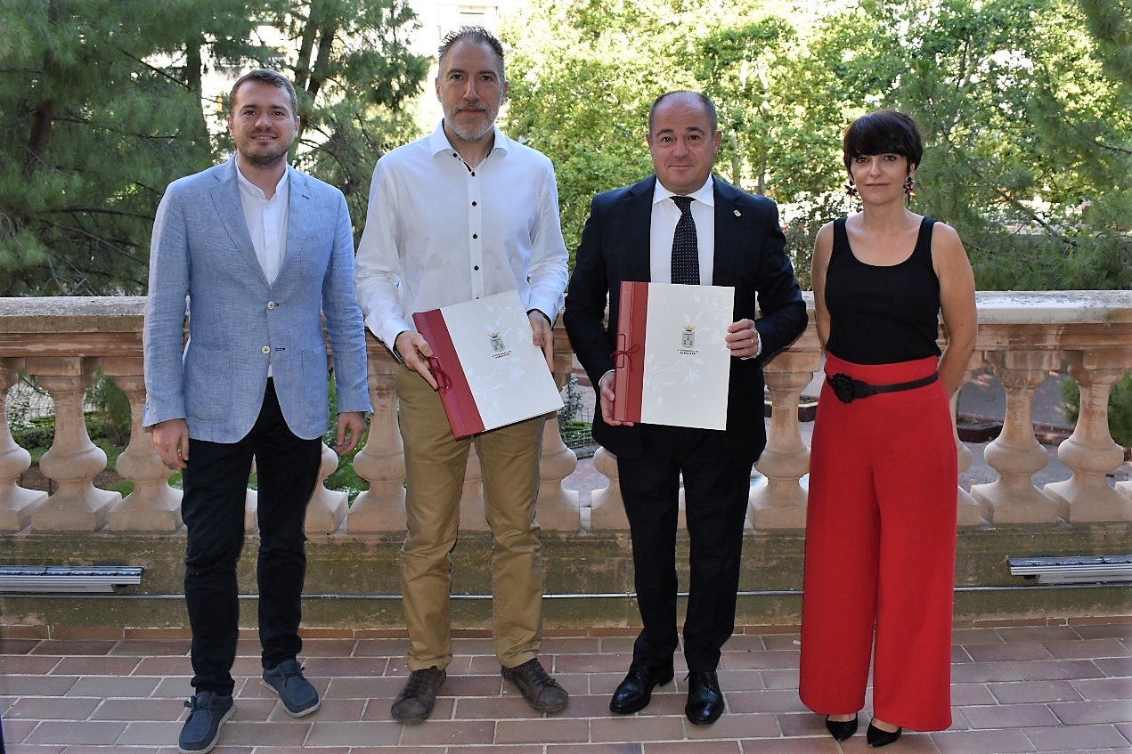 El alcalde y FAVA rubrican un acuerdo para fomentar la participación y dar apoyo a las más de 33 asociaciones vecinales que la integran El alcalde y FAVA rubrican un acuerdo para fomentar la participación y dar apoyo a las más de 33 asociaciones vecinales que la integran