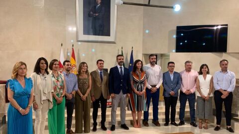 Fern&aacute;ndez Pacheco ha aprovechado el encuentro para despedirse formalmente de los almerienses y de los que hasta ahora han sido sus compa&ntilde;eros. Tambi&eacute;n ha valorado su mandato al frente del Ayuntamiento como 'un giro determinante en la historia de la ciudad y un cambio definitivo en la percepci&oacute;n que los almerienses tienen de la administraci&oacute;n municipal'. Asimismo ha agradecido a Juanma Moreno su nuevo cargo como consejero y ha resumido su objetivo en tres palabras 'conservar, potenciar y aprovechar' el medio ambiente. Pacheco considera adem&aacute;s que su nombramiento como consejero supone un antes y un despu&eacute;s en la relaci&oacute;n de Almer&iacute;a con la Junta de Andaluc&iacute;a: 'ahora Andaluc&iacute;a si cuenta con Almer&iacute;a'. Por &uacute;ltimo, ha querido recalcar que cierra su etapa en Almer&iacute;a con dos certezas, la de tener en marcha un proyecto de ciudad 's&oacute;lido y apasionante', y la de dejar el futuro de la ciudad en las mejores manos, las de Mar&iacute;a V&aacute;zquez.