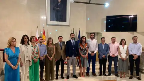 Fernández Pacheco ha aprovechado el encuentro para despedirse formalmente de los almerienses y de los que hasta ahora han sido sus compañeros. También ha valorado su mandato al frente del Ayuntamiento como 'un giro determinante en la historia de la ciudad y un cambio definitivo en la percepción que los almerienses tienen de la administración municipal'. Asimismo ha agradecido a Juanma Moreno su nuevo cargo como consejero y ha resumido su objetivo en tres palabras 'conservar, potenciar y aprovechar' el medio ambiente. Pacheco considera además que su nombramiento como consejero supone un antes y un después en la relación de Almería con la Junta de Andalucía: 'ahora Andalucía si cuenta con Almería'. Por último, ha querido recalcar que cierra su etapa en Almería con dos certezas, la de tener en marcha un proyecto de ciudad 'sólido y apasionante', y la de dejar el futuro de la ciudad en las mejores manos, las de María Vázquez. Fernández Pacheco ha aprovechado el encuentro para despedirse formalmente de los almerienses y de los que hasta ahora han sido sus compañeros. También ha valorado su mandato al frente del Ayuntamiento como 'un giro determinante en la historia de la ciudad y un cambio definitivo en la percepción que los almerienses tienen de la administración municipal'. Asimismo ha agradecido a Juanma Moreno su nuevo cargo como consejero y ha resumido su objetivo en tres palabras 'conservar, potenciar y aprovechar' el medio ambiente. Pacheco considera además que su nombramiento como consejero supone un antes y un después en la relación de Almería con la Junta de Andalucía: 'ahora Andalucía si cuenta con Almería'. Por último, ha querido recalcar que cierra su etapa en Almería con dos certezas, la de tener en marcha un proyecto de ciudad 'sólido y apasionante', y la de dejar el futuro de la ciudad en las mejores manos, las de María Vázquez.