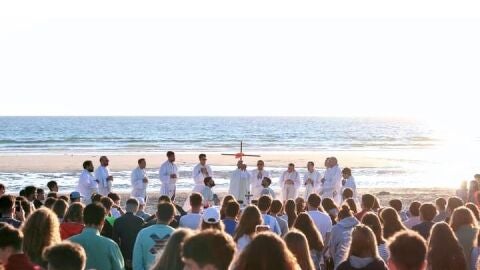 J&oacute;venes peregrinos hacia Santiago de Compostela