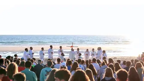 Jóvenes peregrinos hacia Santiago de Compostela Jóvenes peregrinos hacia Santiago de Compostela