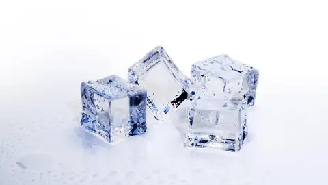 Imagen de cubitos de hielo.