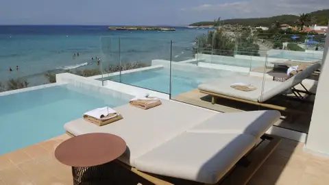 Habitación con piscina privada y vistas a la playa de Santo Tomás. 