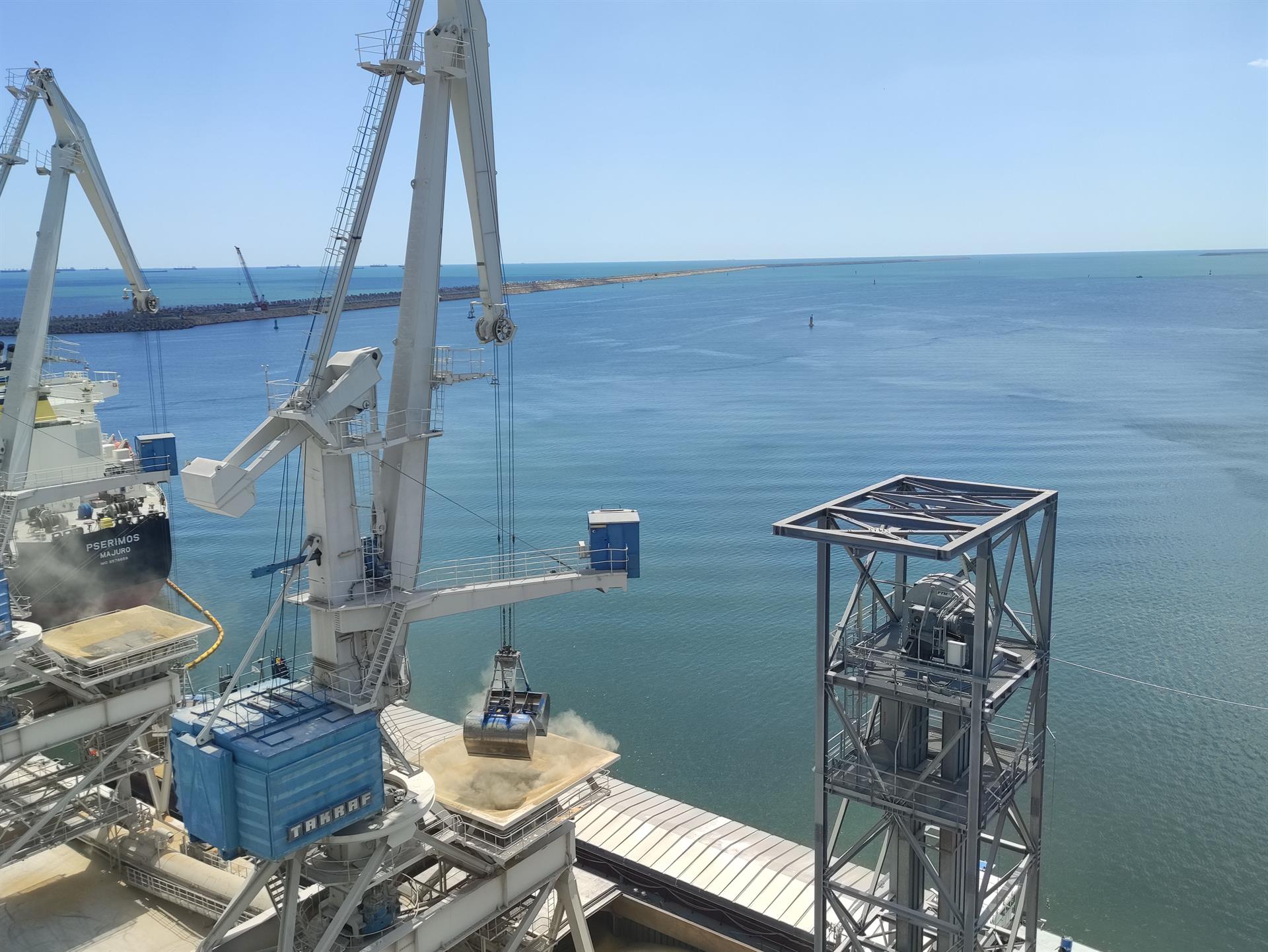 Sale el primer barco con grano del puerto de Odessa desde el comienzo de la guerra Sale el primer barco con grano del puerto de Odessa desde el comienzo de la guerra