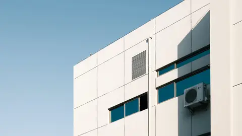 Imagen de archivo de un aparato de aire acondicionado en la fachada de un edificio