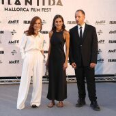 La actriz francesa Isabelle Huppert, la Reina Letizia y el director del Atlàntida Film Fest, Jaume Ripoll