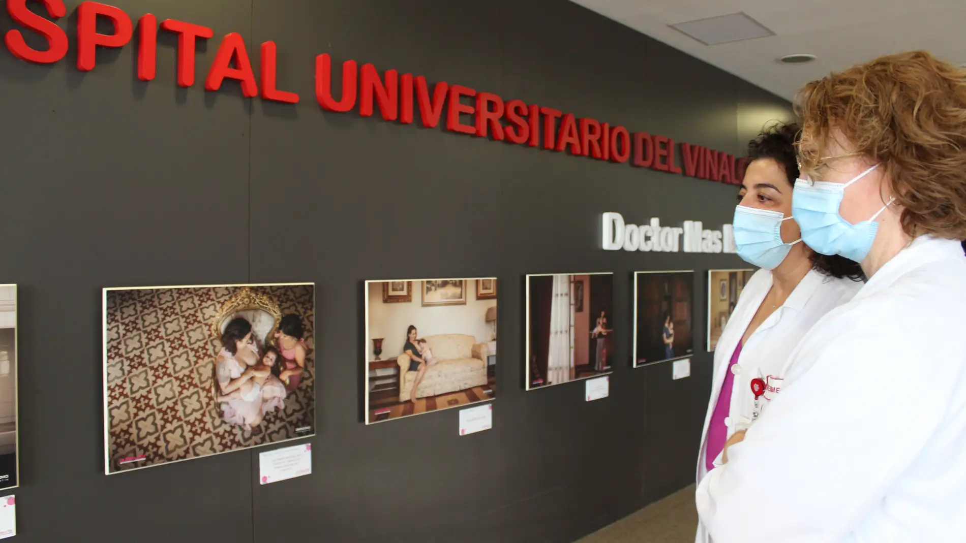 Exposición fotográfica de La Mama d'Elx en el Hospital Universitario del Vinalopó de Elche.