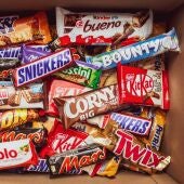 Imagen de archivo de una caja llena de chocolatinas de diferentes marcas