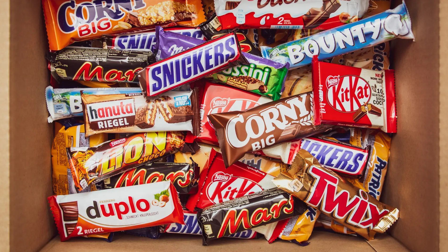 Imagen de archivo de una caja llena de chocolatinas de diferentes marcas/ Unsplash