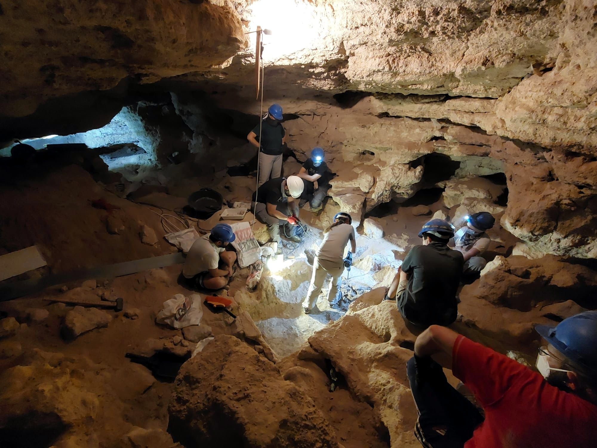 Hallan una falange con miles de años de antigüedad en La Cueva de los Toriles Hallan una falange con miles de años de antigüedad en La Cueva de los Toriles